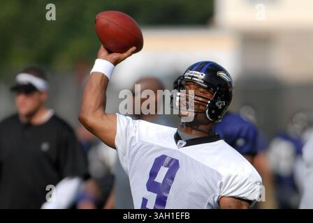 Le quarterback des Ravens de Baltimore Steve McNair passe à un récepteur large des Ravens lors de la première journée du camp d'entraînement à Westminster, MD. (Crédit image : © PHOTOGRAPHER/Cal Sport Media) Banque D'Images