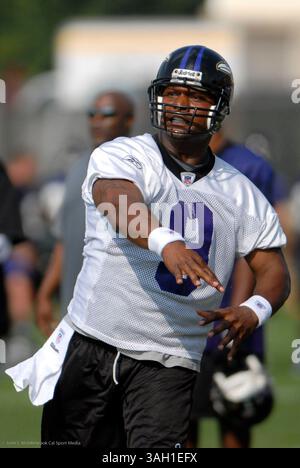 Le quarterback des Ravens de Baltimore Steve McNair passe à un récepteur large des Ravens lors de la première journée du camp d'entraînement à Westminster, MD. (Crédit image : © PHOTOGRAPHER/Cal Sport Media) Banque D'Images