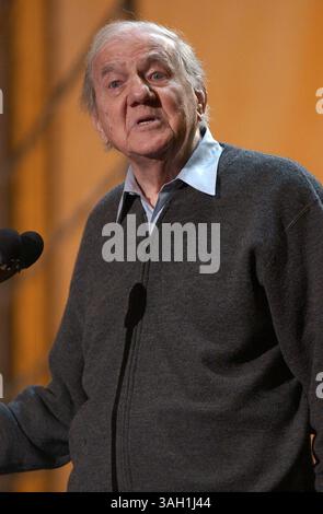 KARL MALDEN (22 mars 1912 - 01 juillet 2009), né Mladen Sekulovich à Chicago. Acteur américain, oscarisé, mieux connu pour ses rôles de soutien polyvalents et connu comme le porte-parole de longue date d'American Express Trveler's check. Malden a joué dans la série télévisée des années 1970 'The Streets of San Franisco', gagnant quatre nominations consécutives aux Emmy Awards en tant qu'acteur principal dans une série dramatique. PHOTO : 21 février 2004 - Los Angeles, Californie, États-Unis - L'acteur KARL MALDEN répète pour le 10e Screen Actor's Guild (SAG) Awards Show diffusé sur TNT dimanche 22 février 2004. (Crédit image : © Lora Voigt/ZUMA Pr Banque D'Images