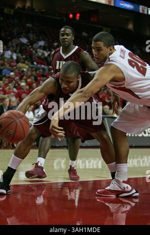 4 novembre 2009 : L'attaquant du Maryland Jordan Williams #20 atteint le ballon contre Darryl Webb #15 lors du match d'exposition Terrapins 75-54 de l'Université du Maryland contre les Crimson Hawks de l'Université de Pennsylvanie de l'Indiana au Comcast Center à College Park, Maryland. (Crédit image : © Mitch Stringer/Cal Sport Media/ZUMA Press) Banque D'Images
