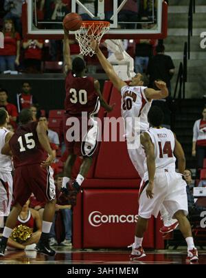 4 novembre 2009 : L'attaquant Jordan Williams #20 du Maryland défend contre Ashton Smih #30 #30 lors de la victoire du match d'exposition Terrapins 75-54 de l'Université du Maryland contre les Crimson Hawks de l'Université de Pennsylvanie de l'Indiana au Comcast Center à College Park, Maryland. (Crédit image : © Mitch Stringer/Cal Sport Media/ZUMA Press) Banque D'Images