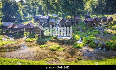 Les moulins à eau en bois Mlincici à la rivière Pliva près de la ville de Jajce en Bosnie-Herzégovine, Europe. Pittoresques vieux moulins à eau en bois bordent la rivière. A c Banque D'Images