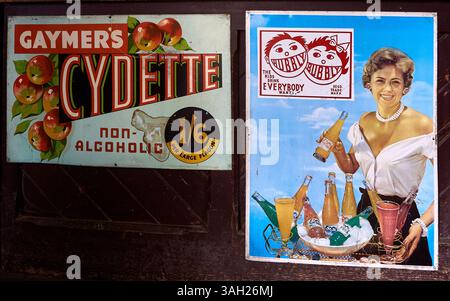 Signes publicitaires vintage du milieu du siècle mettant en vedette le cidre non alcoolisé Gaymer's Cydette et la boisson gazeuse Hubbly Bubbly exposés à la ferme Gressenhall Banque D'Images