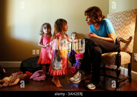 DOUGLAS R. CLIFFORD | TIMES. NP 309164 CLIF LATINA 1 MERCREDI (15/7/2009) TARPON SPRINGS Maria Nieves Edmonds (CQ), de Tarpon Springs, rend visite à ses petites-filles, de gauche à droite, Isabella Ries, Alina Ries et Juliana Ries (CQ, toutes trois ans) pendant qu'elles étaient bébé mercredi à la maison de sa fille à Tarpon Springs. Edmonds est flatté par le fait que ''Wise Latina Woman'' sera une expression pour toujours associée à la candidate à la Cour suprême Sonia Sotomayor. Edmonds, originaire de Porto Rico, est à la tête du Hispanic leadership Council dans le comté de Pinellas. [Douglas R. Clifford, Times] (CR Banque D'Images
