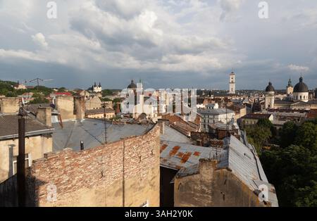 LVIV, UKRAINE - 20 juin 2021 : une vue panoramique capture les toits et les bâtiments historiques de Lviv. Banque D'Images
