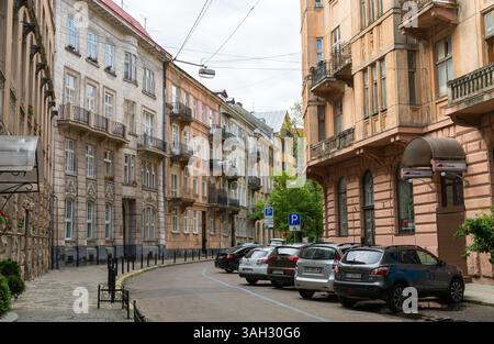LVIV, UKRAINE - 20 juin 2021 : charmantes rues pavées bordées de bâtiments historiques et de voitures modernes reflètent le mélange du passé et du présent dans l'atmosphère vibrante de Lvivs et la culture locale. Banque D'Images