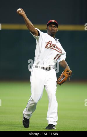 8 juillet 2009 : Michael Bourn, le joueur central des Astros de Houston, lance la balle depuis l'extérieur. Les Astros de Houston ont battu les Pirates de Pittsburg 5-0 au minute Maid Park à Houston, au Texas. Margaret Bowles/CSM (image crédit : © Margaret Bowles/Cal Sport Media/ZUMA Press) Banque D'Images