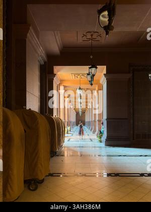 22 mars 2025. Émirats arabes Unis. Hôtel Emirates Palace à Abu Dhabi. Colonnade, lanternes et sol en marbre Banque D'Images