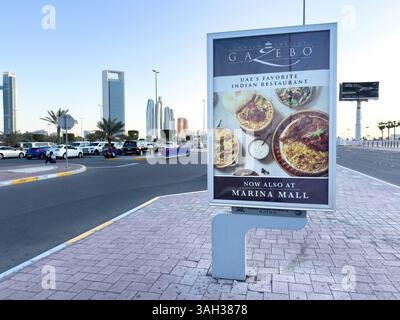 22 mars 2025. Émirats arabes Unis. Abu Dhabi. Panneau publicitaire au Marina Mall. Immeubles modernes de grande hauteur Banque D'Images