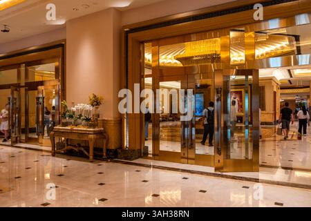22 mars 2025. Émirats arabes Unis. Hôtel Emirates Palace à Abu Dhabi. Intérieur luxueux du hall de l'hôtel Banque D'Images