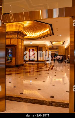 22 mars 2025. Émirats arabes Unis. Hôtel Emirates Palace à Abu Dhabi. Intérieur luxueux du hall de l'hôtel Banque D'Images