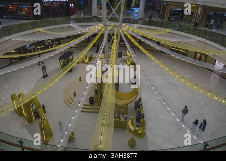 22 mars 2025. Émirats arabes Unis. Abu Dhabi. Atrium décoré du Ramadan au Marina Mall. Banque D'Images