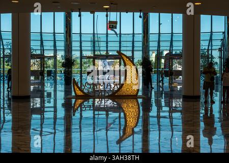 22 mars 2025. Émirats arabes Unis. Abu Dhabi. Installation de Ramadan avec croissant de lune islamique à Marina Mall. Banque D'Images