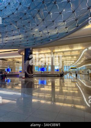 22 mars 2025. Émirats arabes Unis. Aéroport international d'Abu Dhabi, AUH. Intérieur luxueux du terminal Banque D'Images