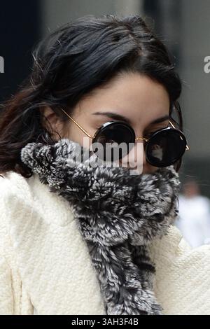 21 mars 2015 - New York, New York, États-Unis - VANESSA HUDGENS s'amasse avec une écharpe un jour de pluie comme arrive à une représentation de 'Gigi' à Broadway. (Crédit image : © Kristin Callahan/Ace Pictures/ZUMA Wire) Banque D'Images