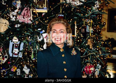Dec. 4, 1995 - Washington, District of Columbia, États-Unis d'Amérique - la première dame Hillary Rodham Clinton parle devant l'arbre de Noël de la Maison Blanche 1995 dans la salle bleue alors qu'elle organise un événement de presse pour présenter en avant-première les décorations des fêtes à la Maison Blanche à Washington, DC le 4 décembre 1995..crédit : Ron Sachs / CNP (crédit image : © Ron Sachs/CNP/ZUMAPRESS.com) Banque D'Images