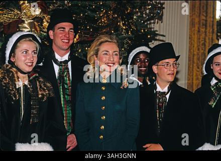 Dec. 4, 1995 - Washington, District of Columbia, États-Unis d'Amérique - la première dame Hillary Rodham Clinton pose avec les Madrigals de l'Académie de Las Vegas de Las Vegas, Nevada lors d'une avant-première pour la presse des décorations de Noël de la Maison Blanche dans la salle est de la Maison Blanche à Washington, D.C. le 4 décembre 1995..crédit : Ron Sachs / CNP (crédit image : © Ron Sachs/CNP/ZUMAPRESS.com) Banque D'Images
