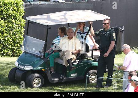 21 mars 2015 - Orlando, Floride, États-Unis - Arnold Palmer et son épouse Kathleen Gawthrop se détendent dans une voiturette de golf observant le 18e fairway lors de la troisième manche de l'Arnold Palmer Invitational présentée par MasterCard au Bay Hill Club & Lodge. (Crédit image : © Debby Wong/ZUMA Wire) Banque D'Images