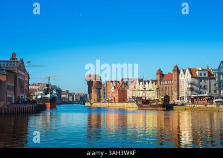 Port de Gdansk, vue sur les bâtiments médiévaux pittoresques bordant le front de mer le long de la rivière Motlawa dans la zone portuaire de la vieille ville de Gdansk, Pologne. Banque D'Images