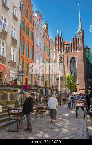 Ulica Mariacka Gdansk, vue des gens naviguant à Ulica Mariacka, une ruelle populaire de magasins d'ambre et d'antiquités dans le centre de la vieille ville de Gdansk, en Pologne Banque D'Images