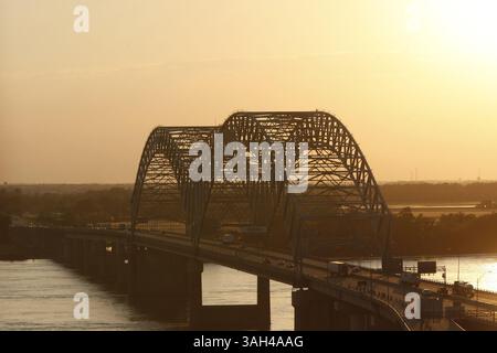 29 avril 2015 - Memphis, Tennessee, USA - le pont Hernando de Soto, au coucher du soleil, qui traverse le fleuve Mississippi à Memphis. Les voitures circulent vers l'ouest sur l'Interstate I-40 jusqu'à West Memphis, Arkansas. (Crédit image : © Karen Focht/ZUMA Wire) Banque D'Images
