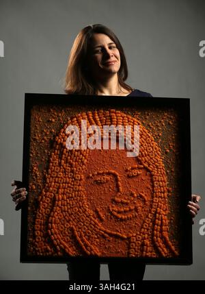 27 mars 2015 - Chicago, il - ILLINOIS, USA - la journaliste de Tribune Jessica Wohl pose avec son portrait créé à partir de pièces de Cheez-it le 27 mars 2015 à Chicago. (Crédit image : © E. Jason Wambsgans/TNS/ZUMA Wire) Banque D'Images