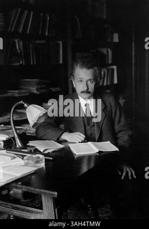 BERLIN, ALLEMAGNE - vers 1920 - Portrait d'Albert Einstein assis à son bureau dans son bureau à l'Université de Berlin Allemagne - photo : Geopix Banque D'Images