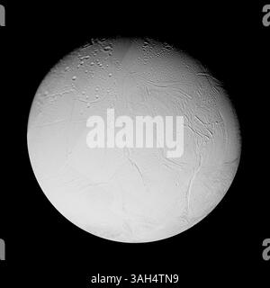 ENCELADE, SATURNE, SYSTÈME sol - 17 février 2005 - cette mosaïque de 16 images d'Encelade a été prise lors du premier survol rapproché de Cassini de cette lune de Satu Banque D'Images