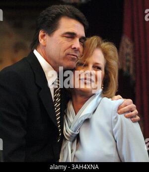4 juin 2015 - (photo) - L'ancien gouverneur du Texas, Rick Perry, a annoncé qu'il briguerait la nomination présidentielle républicaine de 2016. PHOTO : 26 janvier 2005 ; Austin, Texas, États-Unis - le gouverneur RICK PERRY embrasse sa femme ANITA après avoir prononcé son discours sur l'état de l'État mercredi. (Crédit image : © T. REEL/San Antonio Express-News/ZUMAPRESS.com) Banque D'Images