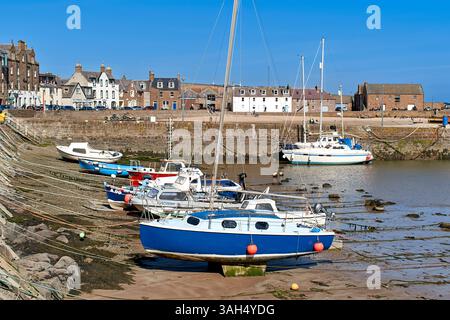 Stonehaven Aberdeenshire Écosse les bâtiments portuaires et les bateaux sur le sable à marée basse Banque D'Images