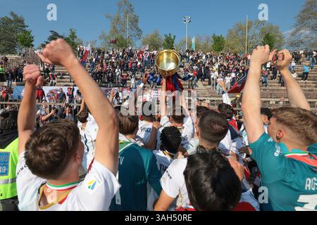 Milan, Italie. 9 avril 2025. Les joueurs et le personnel de Cagliari Calcio célèbrent avec le trophée après la victoire 3-0 dans le match Coppa Italia à l'Arena Civica Gianni Brera, Milan. Le crédit photo devrait se lire : Jonathan Moscrop/Sportimage crédit : Sportimage Ltd/Alamy Live News Banque D'Images