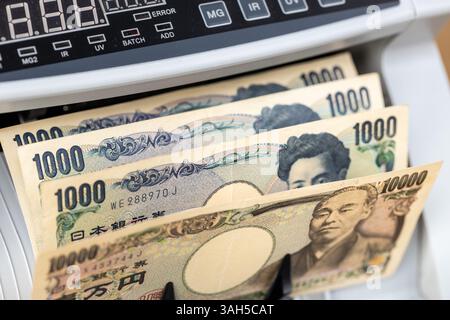 Monnaie japonaise, machine de comptage de yens japonais. Contexte financier, concept d'entreprise, gros plan Banque D'Images