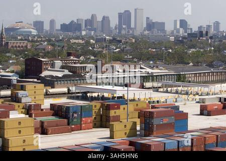 6 septembre 2005 - la Nouvelle-Orléans, LA, USA - les conteneurs de fret bordent les quais du port de la Nouvelle-Orléans en 2005. (Crédit image : © Norman Ng/TNS/ZUMA Wire) Banque D'Images