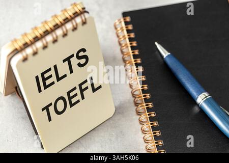 TOEFL et IELTS écrits en cahier. Mots conceptuels. Tests internationaux de langue anglaise de haut niveau Banque D'Images