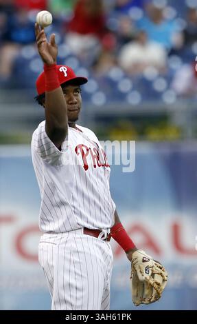 15 mai 2015 - Philadelphie, PA, États-Unis - Maikel Franco, troisième joueur de baseball des Phillies de Philadelphie, lance la balle au lanceur Chad Billingsley lors de la première manche contre les Diamondbacks de l'Arizona au Citizens Bank Park à Philadelphie le vendredi 15 mai 2015. (Crédit image : © Yong Kim/TNS/ZUMA Wire) Banque D'Images