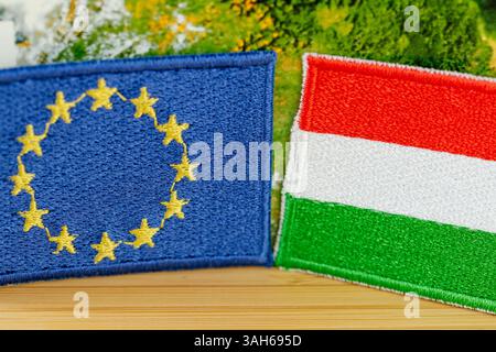 La Hongrie et l'Union européenne se chevauchent, concept de coopération entre les pays de l'UE, drapeaux de la Hongrie et de l'Union européenne, close up Banque D'Images