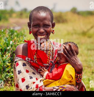Le Masai femme avec enfant Banque D'Images