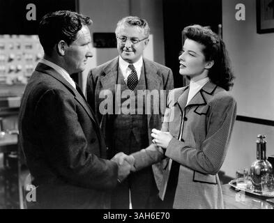 21 mars 2006 - Spencer Tracy, Reginald Owen, Katharine Hepburn, sur le plateau du film ''femme de l'année'', 1942 (crédit image : © Glasshouse/ZUMA Wire) Banque D'Images