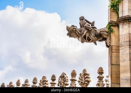 Gros plan d'une sculpture dramatique de gargouille sur le toit du Duomo di Milano (cathédrale de Milan), Italie Banque D'Images
