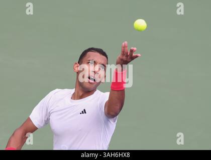 Le joueur de tennis canadien Felix Auger-Aliassime (CAN), jouant un tir de service aux Championnats de tennis Duty Free de Dubaï 2025, Dubaï, U.A.E. Banque D'Images