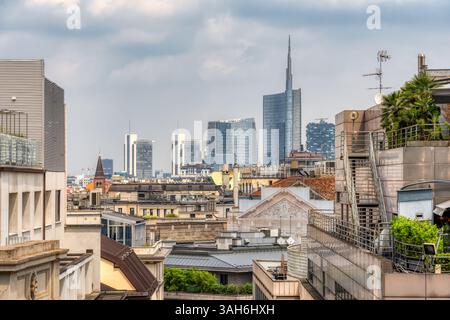 Horizon moderne de Milan avec terrasses sur le toit et gratte-ciel dans le quartier de Porta Nuova Banque D'Images