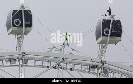 29 avril 2015 - Orlando, FL, États-Unis - Daredevil Nik Wallenda conquiert sa promenade au sommet de la nouvelle roue d'observation Orlando Eye le mercredi 29 avril 2015, à Orlando, Floride. Cette vue aérienne a été photographiée depuis le toit de l'allure Resort Orlando à côté de International Drive. (Crédit image : © Red Huber/TNS/ZUMA Wire) Banque D'Images