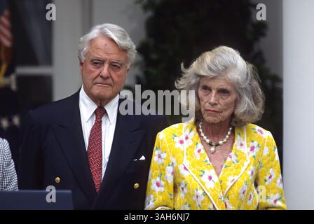 19 juin 1997 - Washington, District of Columbia, États-Unis d'Amérique - Eunice Kennedy Shriver avec son mari Sargent Shriver lors d'un événement célébrant le 35e anniversaire de Peace Corp dans la roseraie de la Maison Blanche le 19 juin 1997 à Washington, DC. (Crédit image : © Richard Ellis/ZUMA Wire) Banque D'Images