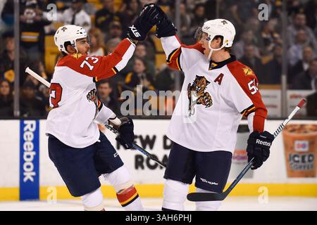 Le 31 mars 2015 - Boston, Massachusetts, États-Unis - le centre des Panthers de la Floride Brandon Pirri (73) et le défenseur Brian Campbell (51) célèbrent une marque de Brad Boyes lors du match de la LNH entre les Panthers de la Floride et les Bruins de Boston qui a eu lieu au TD Garden à Boston, Massachusetts. Eric Canha/CSM(image crédit : © Eric Canha/Cal Sport Media/ZUMAPRESS.com) Banque D'Images