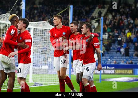 John Smith's Stadium, Huddersfield, Angleterre - 8 avril 2025 Daniel Udoh (11) de Wycombe Wanderers célèbre après avoir marqué le 1er but avec ses coéquipiers Josh Scowen (4) de Wycombe Wanderers et Caleb Taylor (37) de Wycombe Wanderers et Xavier Simons (7) de Wycombe Wanderers et Richard Kone (24) de Wycombe Wanderers et Cameron Humphreys (20 2024 25) Angleterre - 8 avril 2025 crédit : Mathew Marsden/WhiteRosePhotos/Alamy Live News Banque D'Images
