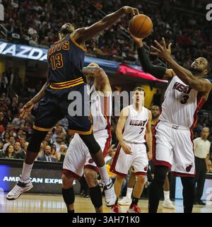 2 avril 2015 - Cleveland, OH, USA - TRISTAN THOMPSON, les cavaliers de Cleveland, à gauche, se bat pour un rebond avec DWYANE WADE du Heat de Miami (3) au premier quart-temps à Quicken Loans Arena de Cleveland. Cleveland bat Miami 114-88. (Crédit image : © Ed Suba Jr/TNS/ZUMA Wire) Banque D'Images