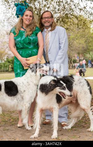 4 avril 2015 - Charleston, Caroline du Sud, États-Unis d'Amérique - Un couple charlestonien avec leurs Wolfhounds russes pendant la promenade annuelle de Pâques aux dames chapeau à Marion Square le 4 avril 2015 à Charleston, SC. Le groupe honore la tradition du port de chapeaux et des promenades à travers le quartier historique. (Crédit image : © Richard Ellis/ZUMA Wire) Banque D'Images