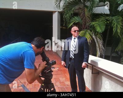 17 octobre 2012 - Miami, FL, États-Unis - ''le premier 48'' cameraman photographie un plan du détective des homicides de Miami Eutimio Cepero. (Crédit image : © Miami Herald/TNS/ZUMA Wire) Banque D'Images