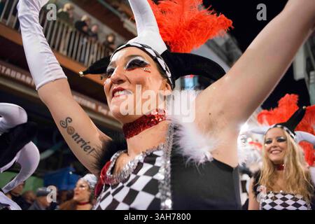 15 février 2015 - Sitges, Barcelone, Espagne - le Carnaval de Sitges, connu comme l'un des plus grands d'Espagne, propose des défilés colorés avec des gens de fête peu habillés, de la musique de rue, des groupes et des fêtards avec des costumes superlunaires. Les deux plus grandes parades du festival comportent toutes deux environ 50 chars et chaque année il y a plus de 3,000 participants. Sitges est situé à environ 30 kilomètres au sud de Barcelone, et le carnaval commence le jeudi gras et continue jusqu'au mercredi des cendres. Les deux plus grandes parades du carnaval sont la Parade de la débauche et la Parade de l'extermination. (Crédit image : © Serg Banque D'Images