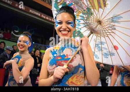 15 février 2015 - Sitges, Barcelone, Espagne - le Carnaval de Sitges, connu comme l'un des plus grands d'Espagne, propose des défilés colorés avec des gens de fête peu habillés, de la musique de rue, des groupes et des fêtards avec des costumes superlunaires. Les deux plus grandes parades du festival comportent toutes deux environ 50 chars et chaque année il y a plus de 3,000 participants. Sitges est situé à environ 30 kilomètres au sud de Barcelone, et le carnaval commence le jeudi gras et continue jusqu'au mercredi des cendres. Les deux plus grandes parades du carnaval sont la Parade de la débauche et la Parade de l'extermination. (Crédit image : © Serg Banque D'Images